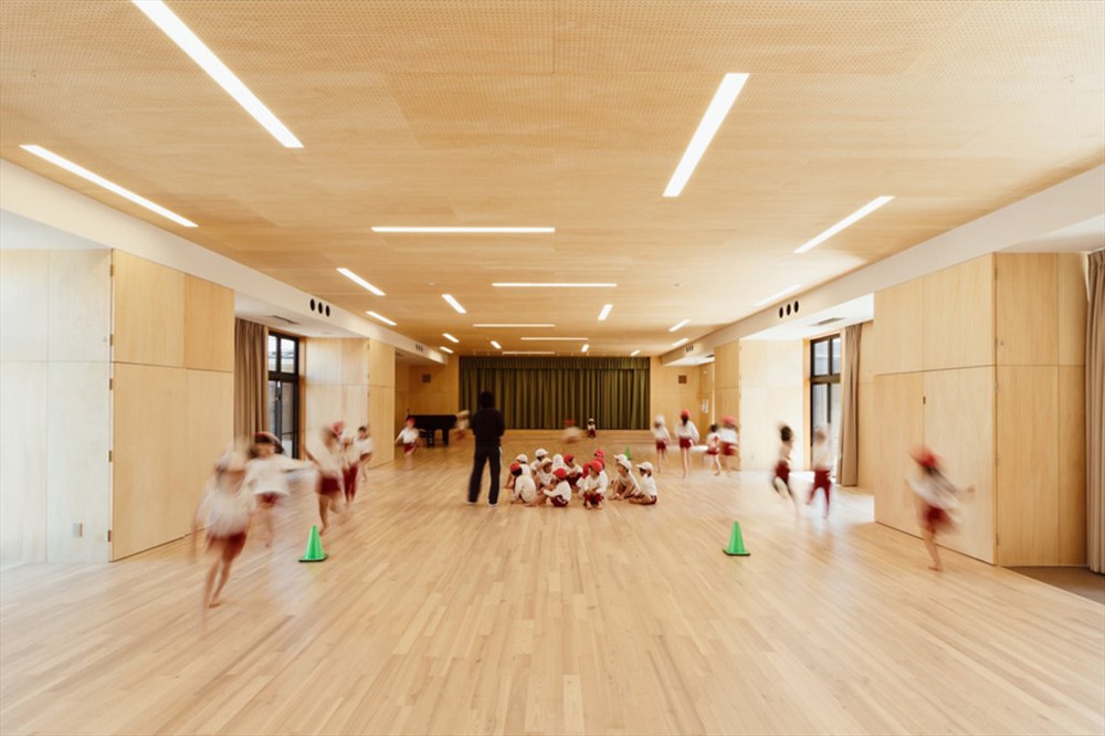 Môi trường rộng rãi cho phép các bé hoạt động thoải mái, thỏa mãn tính hiếu động của trẻ nhỏ. Ảnh: Hibino Sekkei