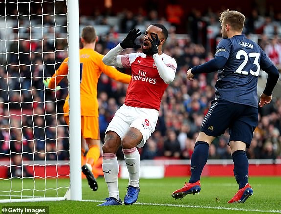 Lacazette có 2 tình huống ngon ăn. Ảnh: Getty.