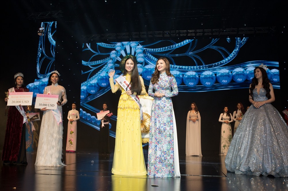 Tuyết Nga rạng rỡ trong đêm đăng quang.