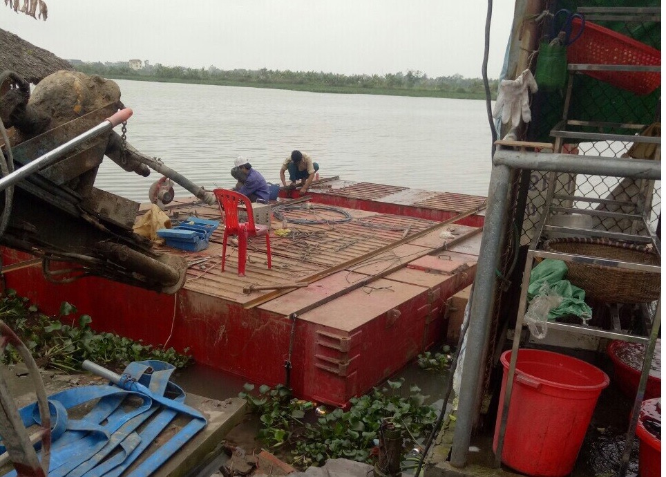Công trình cản trở dòng chảy, mất mỹ quan đô thị và ô nhiễm nguồn nước sông Đa Độ. Ảnh: HP