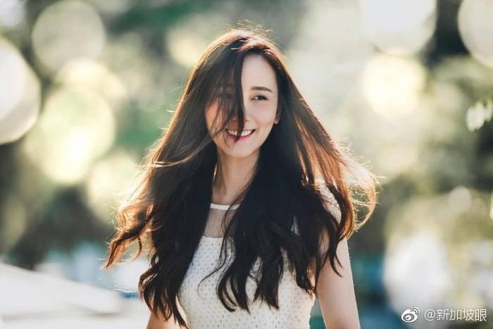 Cô được nhận xét là nghệ sĩ cởi mở, dễ gần.