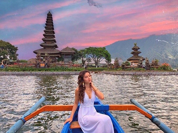 Phương Trinh Jolie táo bạo khoe thân hình gợi cảm.