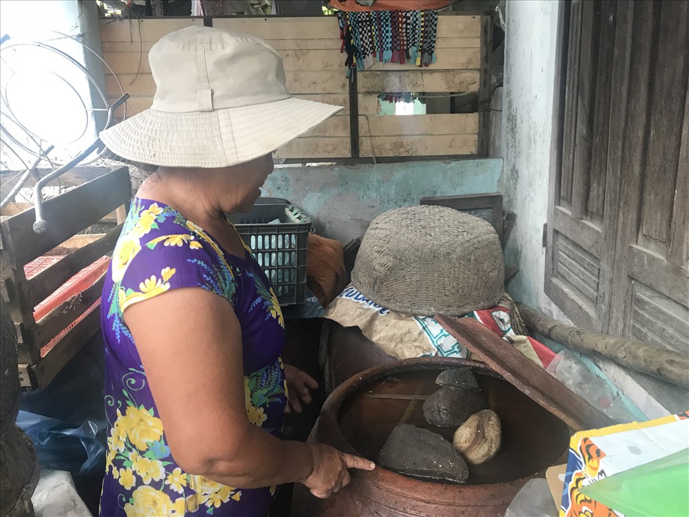 Cá và muối trộn đều và bỏ vào chum đất hoặc lu đất rồi ủ trong vòng 1 năm sau đó đem đi lọc, mới ra thứ nước mắm nguyên chất. ảnh: Hoàng Vinh