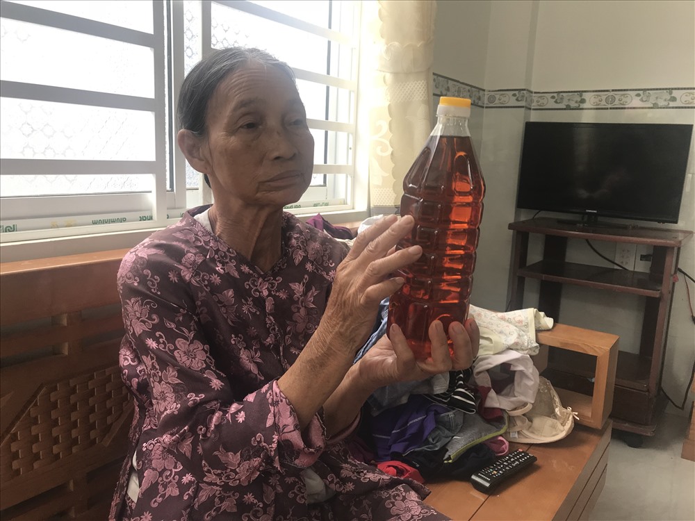 Nước mắm nổi tiếng của người dân Nam Ô được làm bằng phương pháp thủ công và không hề có chất phụ gia hoặc hóa chất. Ảnh: Hoàng Vinh