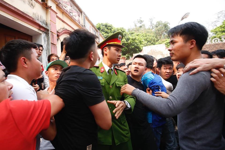 Đây là cảnh tượng thường niên của lễ hội giằng bông Sơn Đồng. Lực lượng chức năng cũng có mặt để giải quyết những hành vi quá khích.