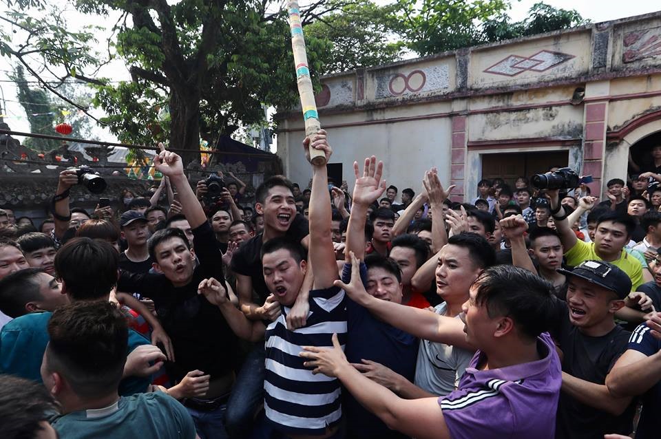 Có 2 lượt giằng bông. Mọi người sẽ tranh cướp bông cho tới khi có một người giơ được thẳng cây bông lên trời thì lượt chơi mới kết thúc.