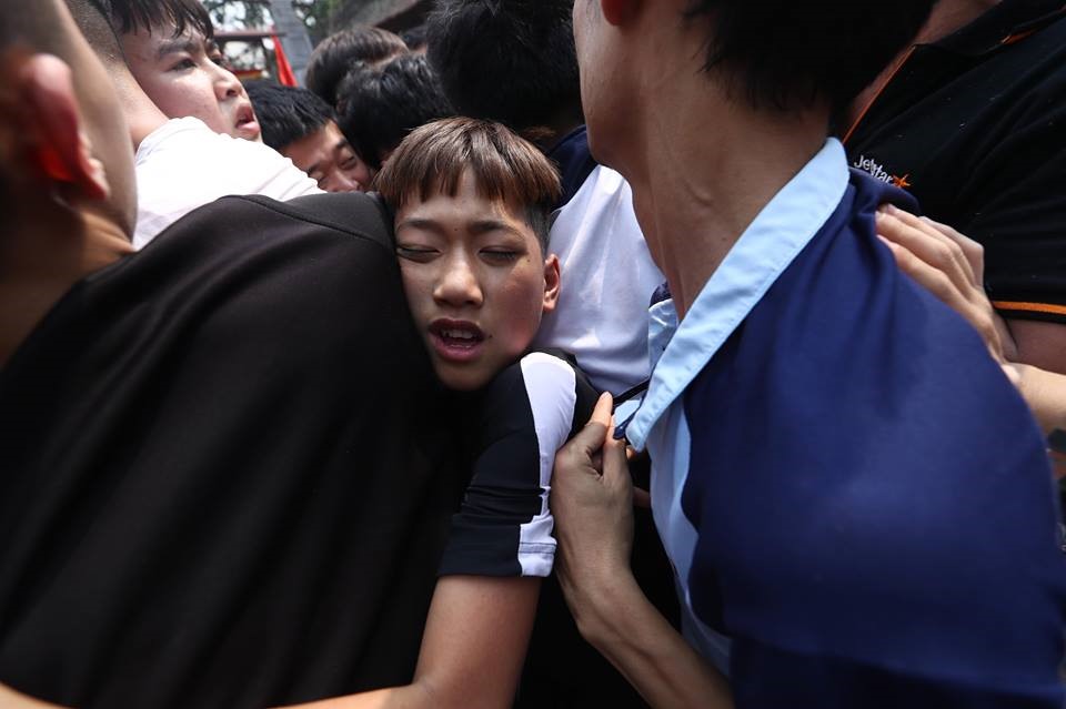 Hàng trăm thanh niên trai tráng bao vây để giành bông. Nhiều người không ngại chen lấn, giẫm đạp lên nhau trước sự chứng kiến của người đứng xem.