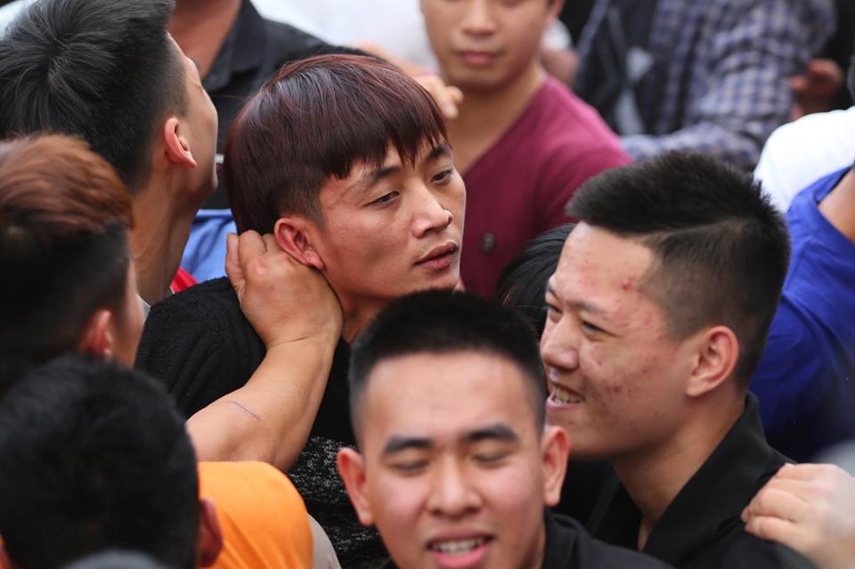 Hàng trăm thanh niên trai tráng bao vây để giành bông. Nhiều người không ngại chen lấn, giẫm đạp lên nhau trước sự chứng kiến của người đứng xem.