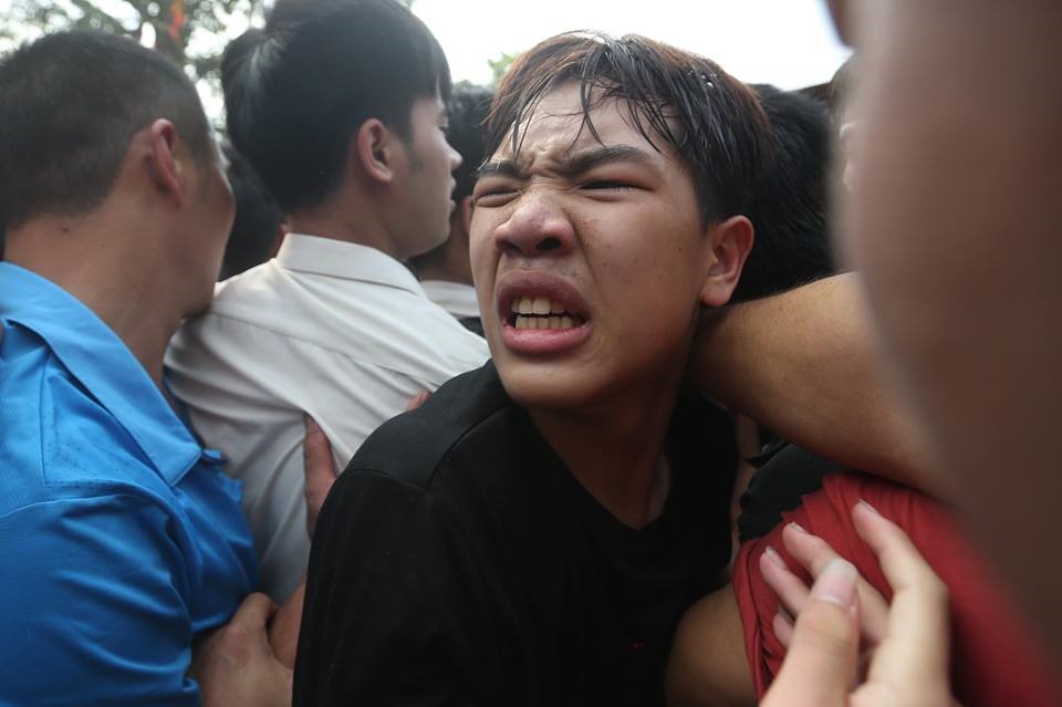Hàng trăm thanh niên trai tráng bao vây để giành bông. Nhiều người không ngại chen lấn, giẫm đạp lên nhau trước sự chứng kiến của người đứng xem.