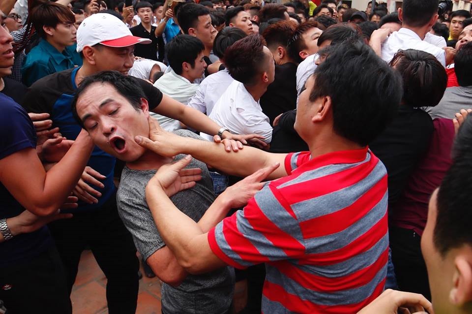 Hàng trăm thanh niên trai tráng bao vây để giành bông. Nhiều người không ngại chen lấn, giẫm đạp lên nhau trước sự chứng kiến của người đứng xem.