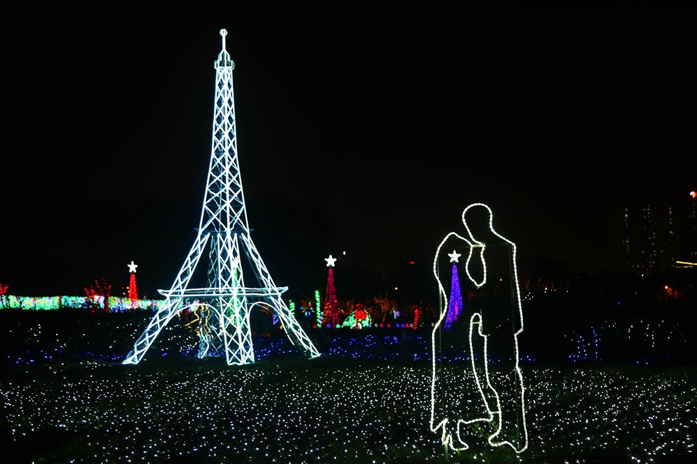 Trong công viên cũng được trang trí nhiều hình động vật ngộ nghĩnh, những luống hoa hay tháp Eiffel.