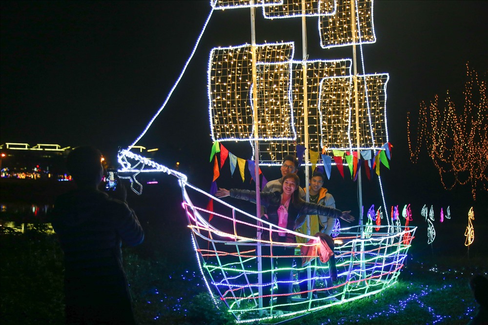 “Khu vườn ánh sáng” được mở cửa từ 18h30 đến 23h các ngày trong tuần cho đến hết ngày 15.4.