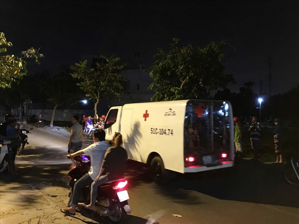 Xe của Cty Môi trường đô thị đến hiện trường đưa thi thể các nạn nhân đi khám nghiệm điều tra. Ảnh: TS