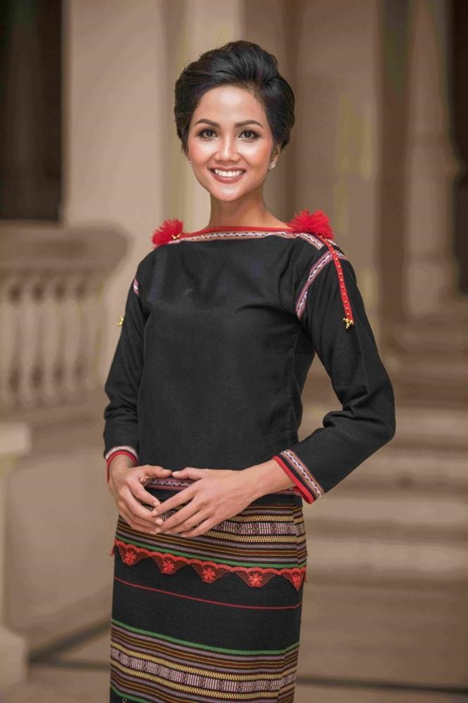 Ở ngoài đời, H'Hen Niê là cô gái năng động và thân thiện, ánh mắt luôn trìu mến và chan hòa.