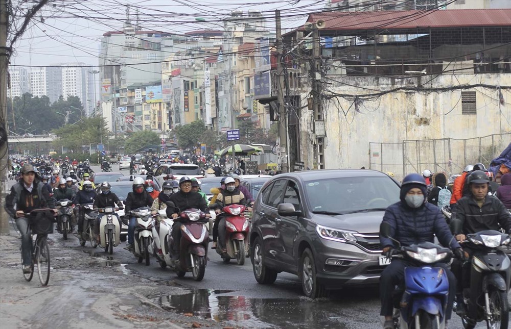 Xe máy đang là phương tiện chủ yếu của người dân. Ảnh Trần Vương