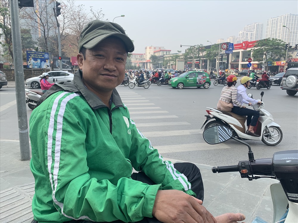 Tài xế xe ôm Nguyễn Viết Thắng. Ảnh: Thành Trung