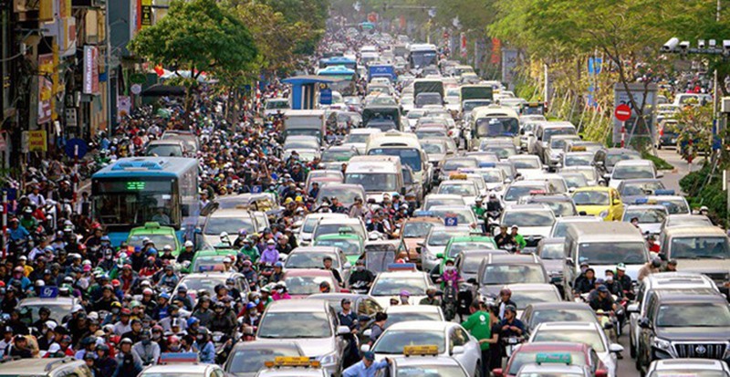 Có rất nhiều tranh cãi của bạn đọc về thí điểm cấm xe máy.