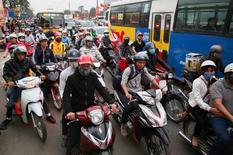 Phương tiện công cộng chưa đáp ứng nhu cầu đi lại của người dân.
