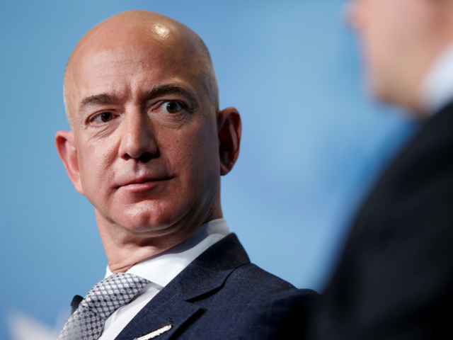 Giá trị ròng: $ 131 tỷ Đứng đầu danh sách là CEO Amazon, chủ sở hữu của Washington Post, và người giàu nhất thế giới, Jeff Bezos. Bezos gần đây đã bị cuốn vào một cơn bão lửa sau khi anh ta tuyên bố ly hôn với vợ MacKenzie và những tin nhắn từ anh ta cho người tình được báo cáo là Lauren Sanchez đã bị rò rỉ cho National Enquirer. Bezos đã tiến hành cuộc điều tra của riêng mình về cách tờ báo giữ các văn bản, và sau đó đã xuất bản một blog tuyên bố rằng Enquirer đã tống tiền ông bằng những bức ảnh nhạy cảm. Đây là dòng thời gian đầy đủ của mối thù để bắt kịp Bezos cũng đã quyên góp 2 tỷ đô la cho từ thiện trong năm nay, bơm nó vào một quỹ để hỗ trợ các chương trình giáo dục và cộng đồng không được giám sát.