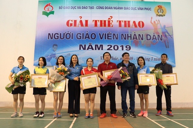 Đồng chí Hà Thị Kim Dung - Chủ tịch CĐ Giáo dục Vĩnh Phúctrao giải cho các VĐV xuất sắc. Ảnh: CĐ Giáo dục Vĩnh Phúc
