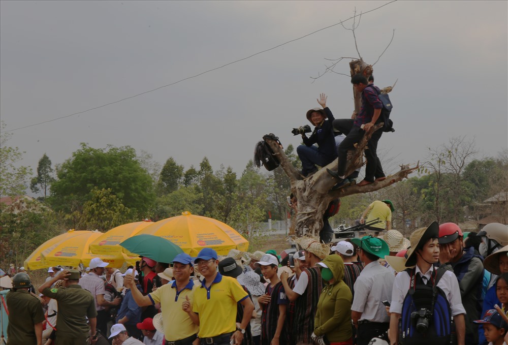 Trước khi cuộc đua kịch tính bắt đầu, hàng ngàn người dân, phóng viên tìm vị trí đẹp để theo dõi, ghi lại những khoảnh khắc đẹp trong thời gian cuộc thi diễn ra.