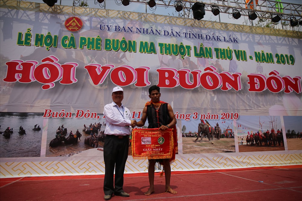 Được biết, voi đoạt giải nhất lần này tên là Y Hơi (35 tuổi) ở huyện Buôn Đôn.