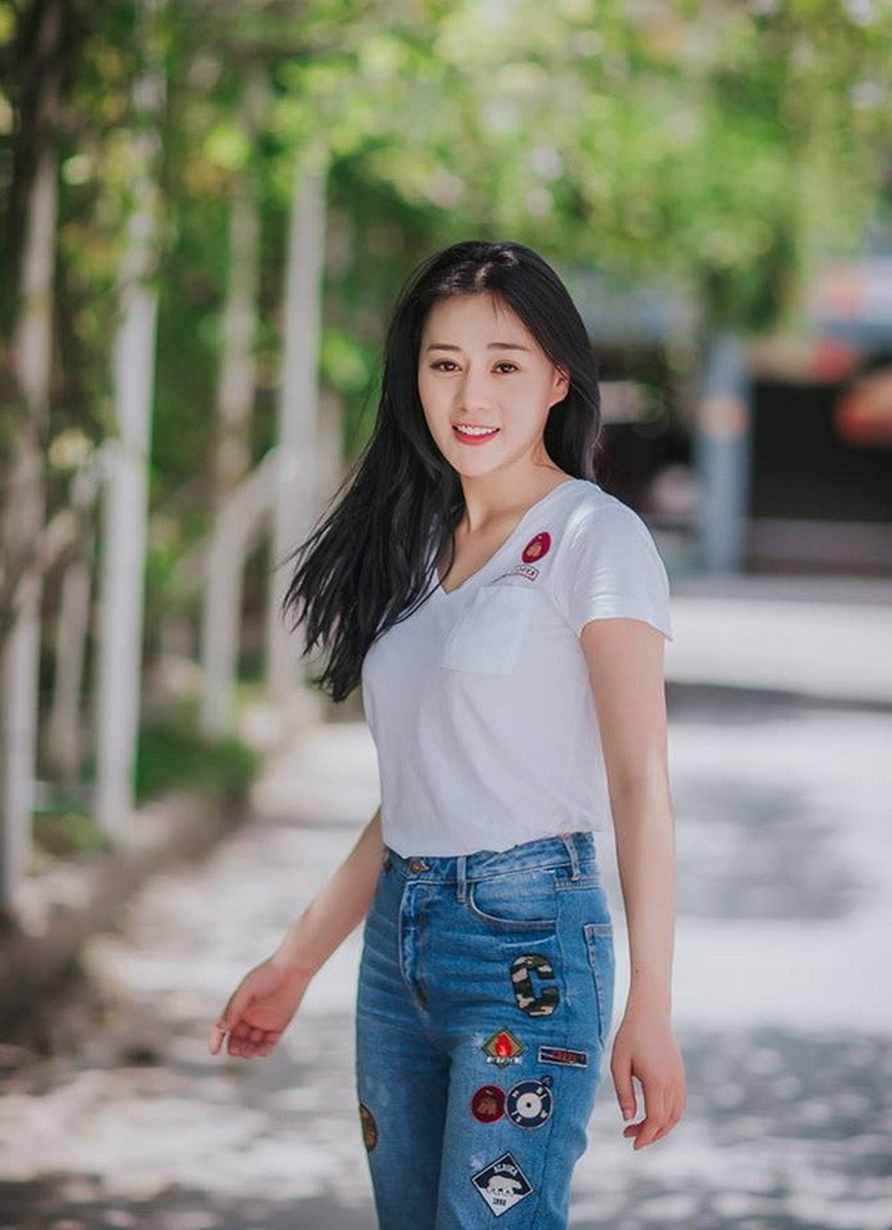 Người đẹp mong muốn được trở thành diễn viên đi hát.