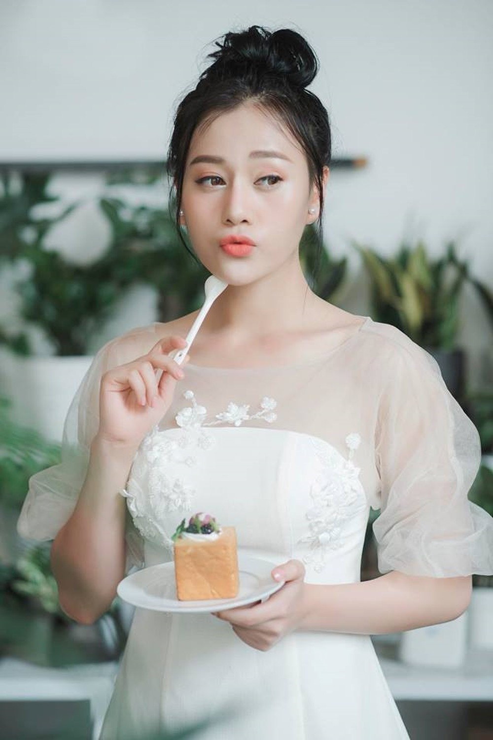 Người đẹp mong muốn được trở thành diễn viên đi hát.