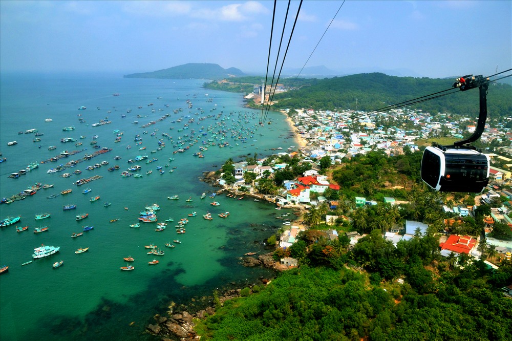 Biển Tây bao quanh đảo Phú Quốc quanh năm nắng ấm đã tạo điều kiện cho loài cá cơm có được sự đặc sắc không đâu có được. Ảnh: Lục Tùng
