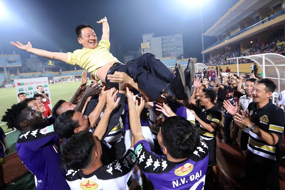 Bầu Hiển từng sở hữu hơn 1 đội bóng ở V.League. Ảnh: MH