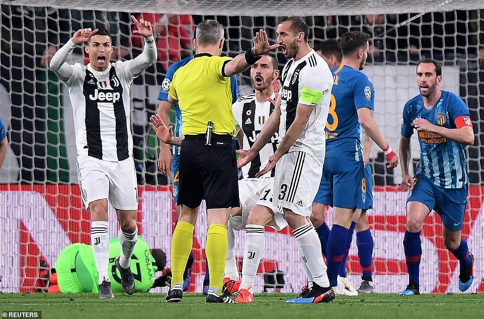 Các cầu thủ Juve đòi xem VAR nhưng trọng tài từ chối. Ảnh: Reuters.