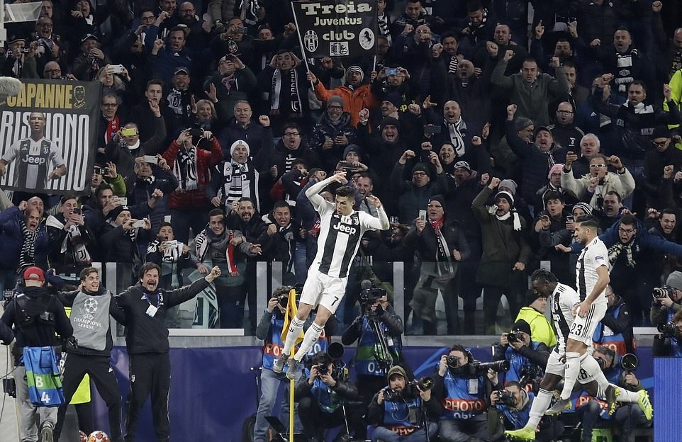 Cận cảnh pha đánh đầu mẫu mực của Ronaldo. Ảnh: Getty.