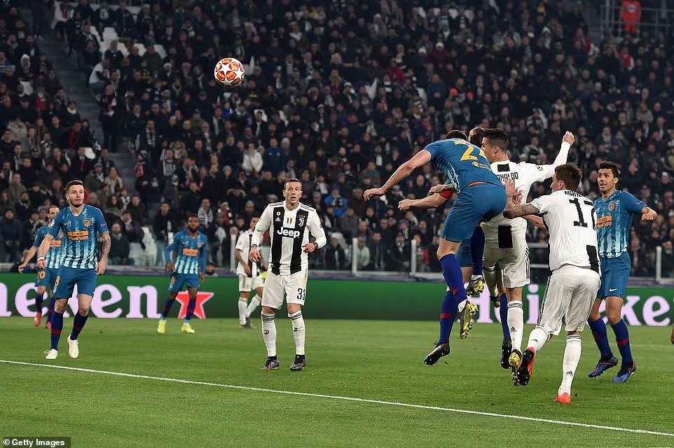 Cận cảnh pha đánh đầu mẫu mực của Ronaldo. Ảnh: Getty.