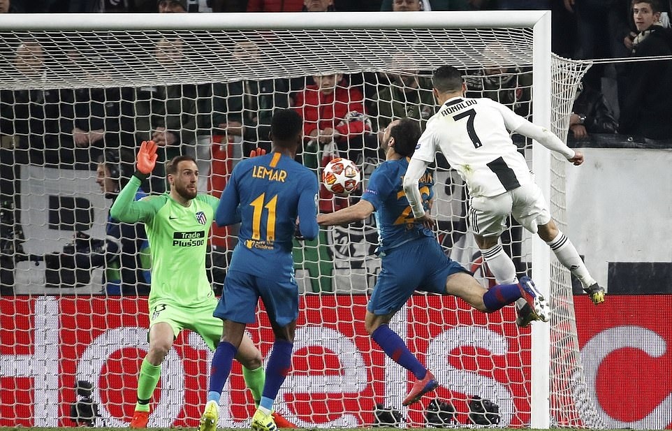 Cận cảnh pha đánh đầu mẫu mực của Ronaldo. Ảnh: Getty.