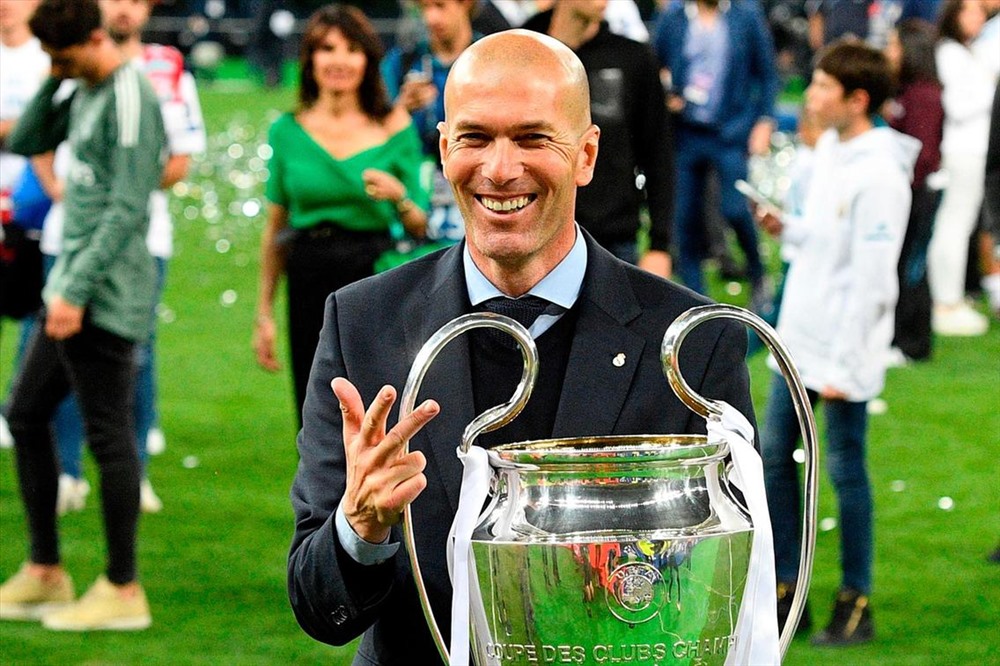 Zidane tươi tắn cùng chiếc cúp C1 thứ 3 liên tiếp. Ảnh: AFP