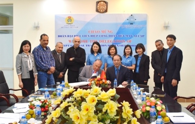 Ngài Alaa Aly Tolba Elshanawany viết lưu bút tặng CĐ Dệt May VN. Ảnh: CĐ Dệt May VN