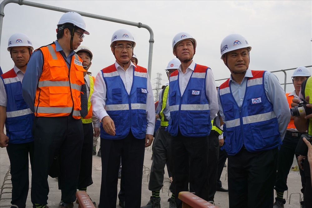 Lãnh đạo ban quản lý đường sắt đô thị và nhà thầu báo cáo tình hình triển khai dự án cho lãnh đạo TPHCM