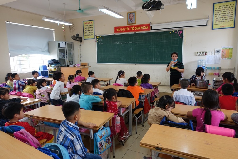 Các em học sinh được phổ biến kiến thức dinh dưỡng với 3 phút trước mỗi bữa ăn.