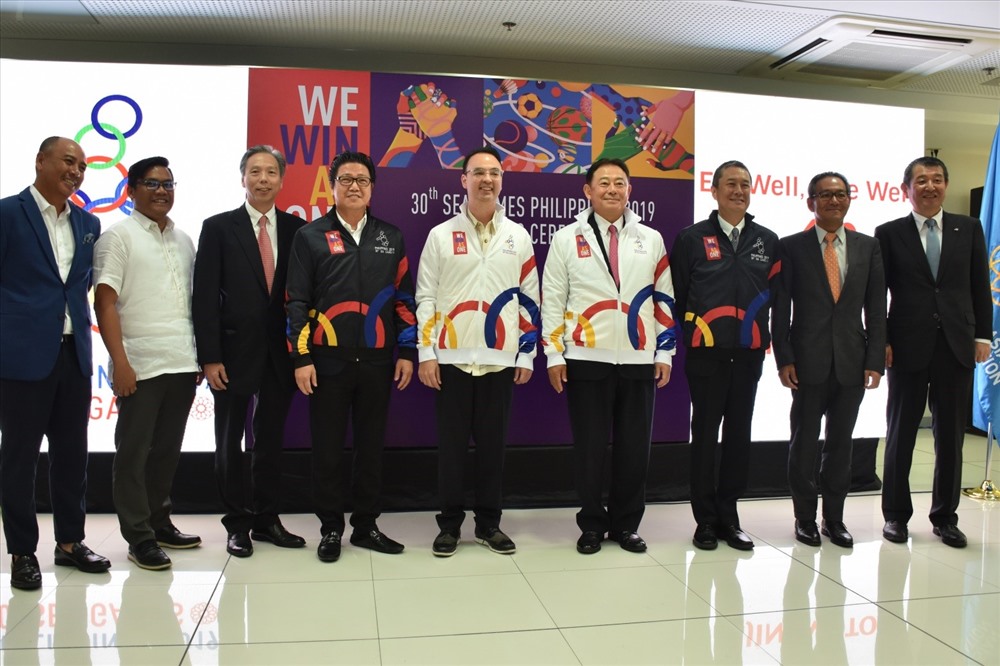 Đại diện Tập đoàn Ajinomoto chụp ảnh kỉ niệm cùng đại diện Ủy ban tổ chức SEA Games 2019 tại Phillipines.