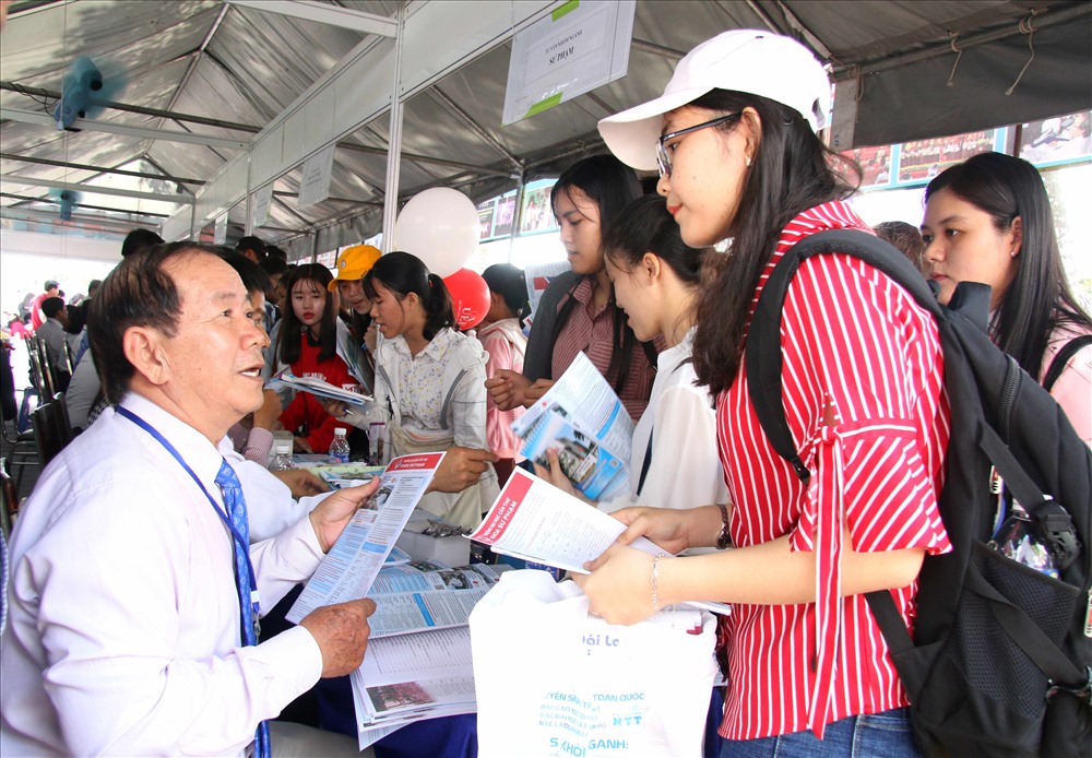 Các em học sinh ở các trường THPT tại một số tỉnh thành khu vực ĐBSCL được tư vấn tuyển sinh trước kỳ thi THPT quốc gia năm 2019.