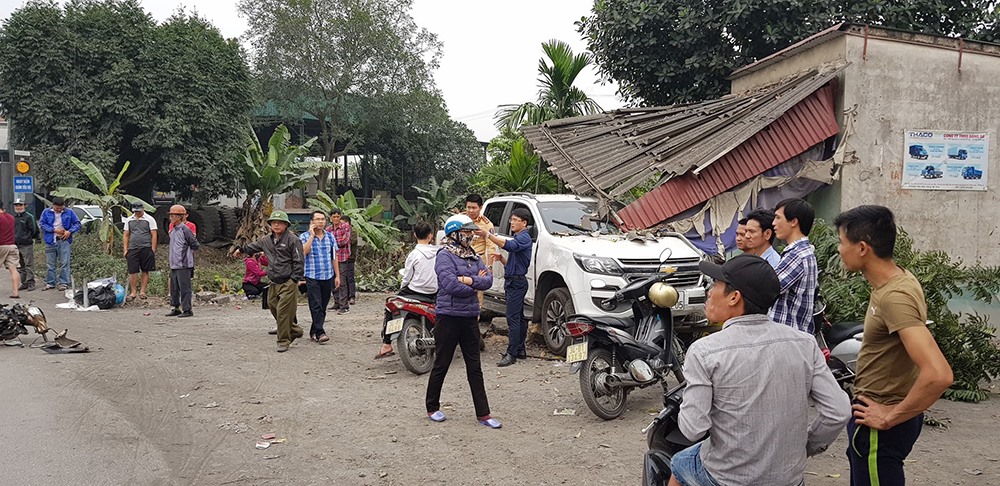 Người dân hoảng sợ khi chứng kiến vụ tai nạn.