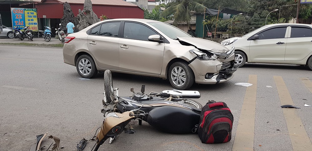 Vụ tai nạn khiến 2 người bị thương, các phương tiện hư hỏng nặng.