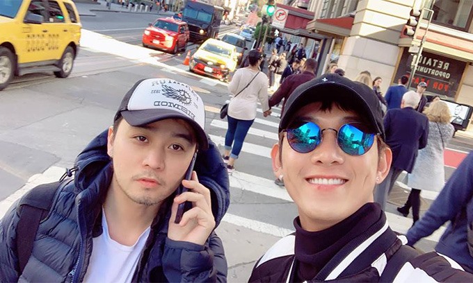 Song Luân chụp ảnh tại San Francisco (Mỹ) sau khi trải qua chuyến bay bão táp.