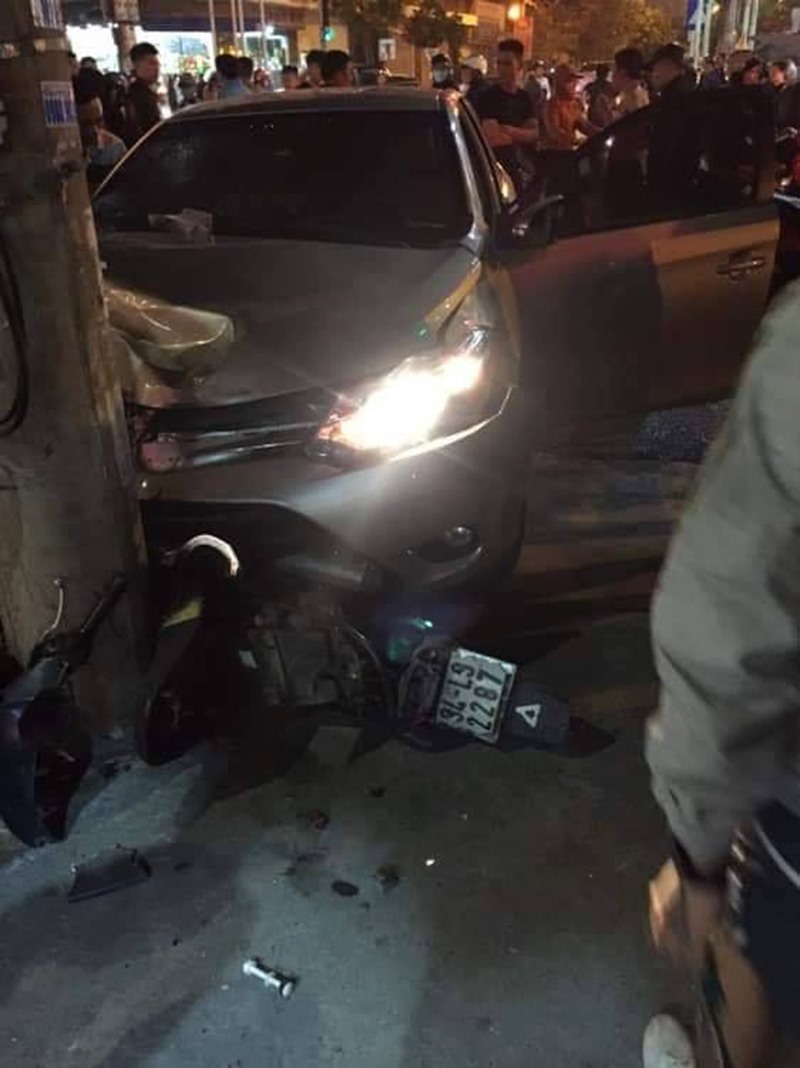 Chiếc xe chỉ dừng lại khi đâm vào cột điện.