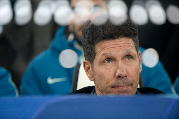 HLV Diego Simeone bất lực nhìn Atletico Madrid thảm bại dưới tay Ronaldo (Ảnh: Getty)