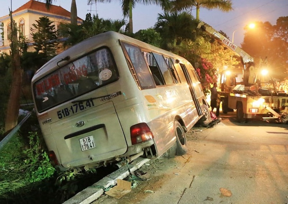 Xe khách gây tai nạn khiến 2 trẻ em bị tử vong, 2 người bị thương nặng.