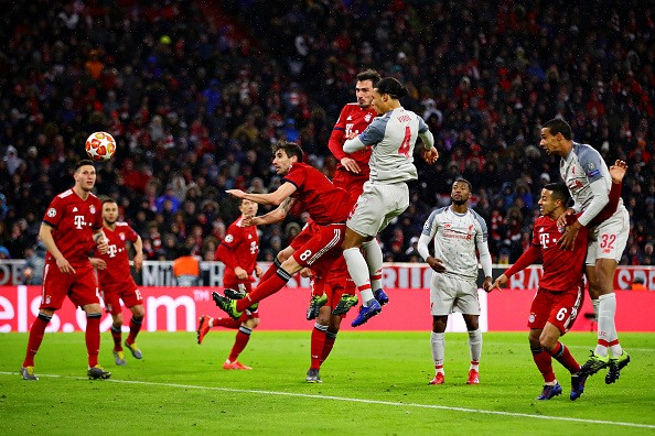 Van Dijk trừng phạt hàng phòng ngự Bayern Munich (Ảnh: Getty)