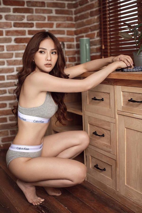 Thân hình nóng bỏng của Thu Thủy.