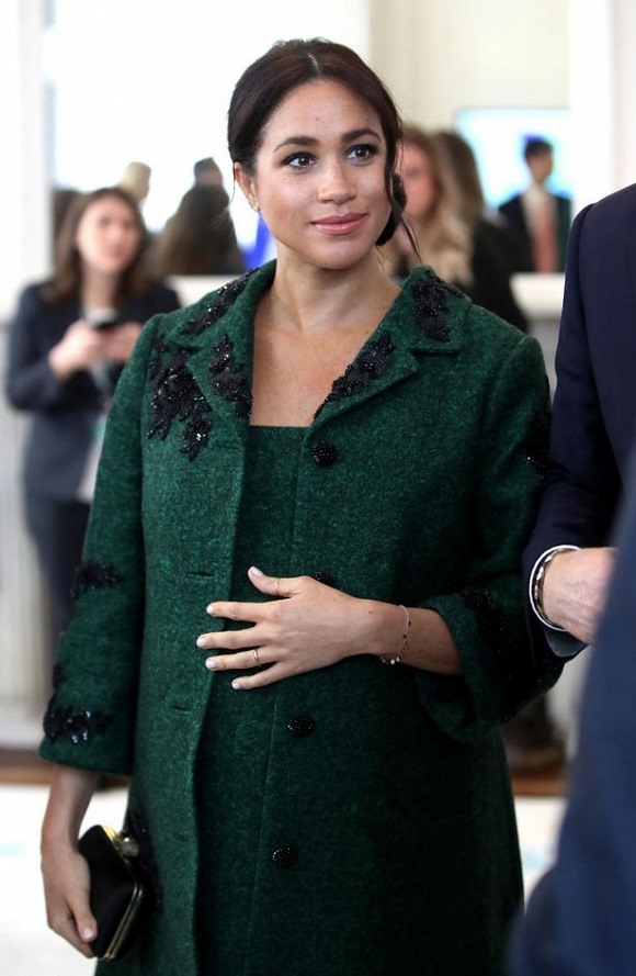 Công nương Meghan Markle liên tiếp bị bắt gặp khi không đeo nhẫn đính hôn gắn kim cương.