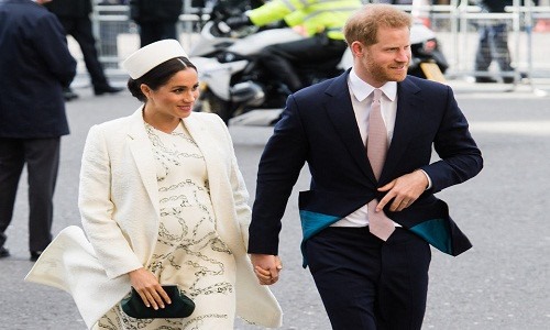 Công nương Meghan Markle liên tiếp bị bắt gặp khi không đeo nhẫn đính hôn gắn kim cương.